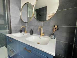 a bathroom with a sink and a mirror at Appartement T2 Centre Ville GS2 in Châteauroux