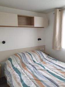 Ένα ή περισσότερα κρεβάτια σε δωμάτιο στο Mobil-home 6 personnes Agde - Grau d'Agde