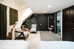 Rúm í herbergi á Shishi Homestay