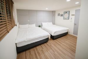 Rúm í herbergi á Shishi Homestay