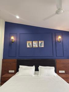 Ένα ή περισσότερα κρεβάτια σε δωμάτιο στο Almora Farm +6 φωτογραφίες