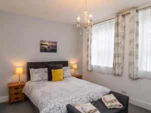 ein Schlafzimmer mit einem Bett und einem Kronleuchter in der Unterkunft The Bungalow in Whitby