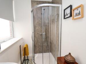 eine Dusche mit Glastür im Badezimmer in der Unterkunft The Bungalow in Whitby + 21 Fotos
