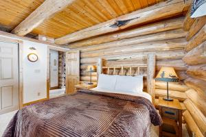 Ένα ή περισσότερα κρεβάτια σε δωμάτιο στο Cascade Lakeview Log Cabin +32 φωτογραφίες