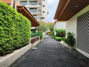 Κήπος έξω από το 7 Floor - Pool view Studio room at TBHR near Kata beach