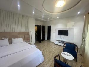 una camera d'albergo con un letto e una TV di Aqua lodge a Lekki