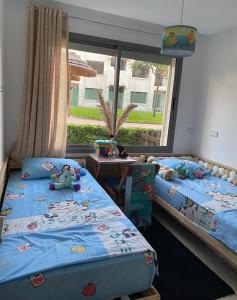 希迪布济德Appartement vue sur mer的有窗户的房间里有两张床 更多9张照片