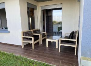 Appartement vue sur mer的阳台或露台