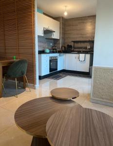 希迪布济德Appartement vue sur mer的带圆桌和桌子的厨房 sidx sidx sidx sidx