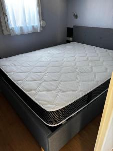 锡富尔勒普拉日Au paradis的卧室床架上的床垫