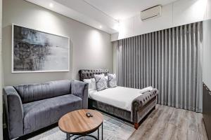 Giường trong phòng chung tại Penthouse and Apartment at The Capital Triology Menlyn Maine +26 ảnh
