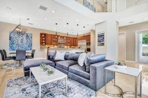 una sala de estar con un sofá y una mesa en The Nia Tower Ultimate Beach House, en Pompano Beach