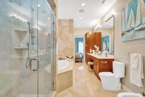 Un baño con ducha, inodoro y lavabo. en The Nia Tower Ultimate Beach House, en Pompano Beach 41 fotos más