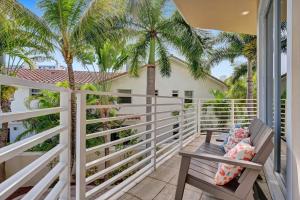 un porche con banco y palmeras en The Nia Tower Ultimate Beach House, en Pompano Beach