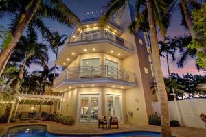 Casa grande con balcón y piscina en The Nia Tower Ultimate Beach House, en Pompano Beach