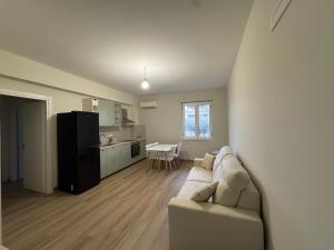 a living room with a couch and a kitchen at mare & colori in Trebisacce
