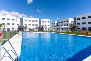 エステポナにあるCélere Sea Views Ocean View Stayの建物の前の大きなプール