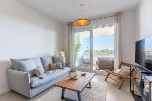 エステポナにあるCélere Sea Views Ocean View Stayのソファとテーブルのあるリビングルーム