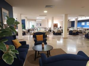 a dining room with tables and chairs and a tableasteryasteryasteryasteryasteryastery at Vilar Oporto Hotel in Porto