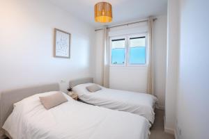 エステポナにあるCélere Sea Views Ocean View Stayの窓のある部屋にベッドが2つある +12枚の写真