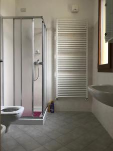 un bagno con doccia, WC e lavandino di Casa Pini a Griante Cadenabbia