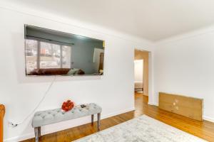 Φωτογραφία από το άλμπουμ του 13 Mi to Downtown Detroit Bright Home σε Dearborn