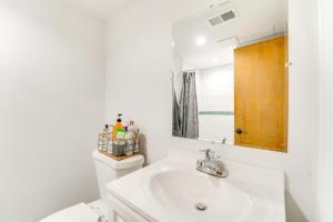 Bilik mandi di 13 Mi to Downtown Detroit Bright Home +27 gambar