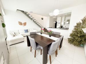 una cucina e una sala da pranzo con tavolo e sedie di Penthouse w/ Terrace, Grill & City Views a Monterrey