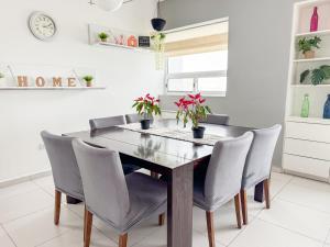 una sala da pranzo con tavolo e sedie in legno di Penthouse w/ Terrace, Grill & City Views a Monterrey