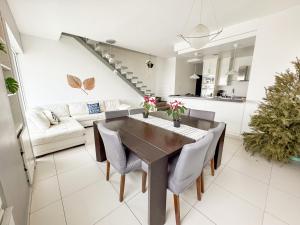 una sala da pranzo e un soggiorno con tavolo e sedie di Penthouse w/ Terrace, Grill & City Views a Monterrey