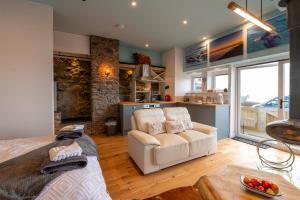 a living room with a couch and a kitchen at Bermo Cwtch in Barmouth