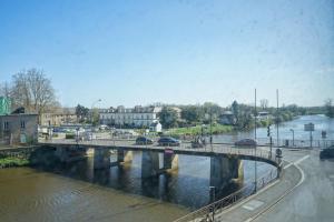 most nad rzeką, na którym stoją samochody w obiekcie Appartement bord de vilaine, proche centre et gare w mieście Redon