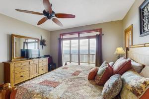 a bedroom with a bed with a ceiling fan and a window at Reserve 19-D in Sugar Mountain
