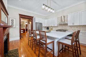 una cocina con una gran mesa blanca y sillas en Luxury Townhouse in NYC, en Nueva York