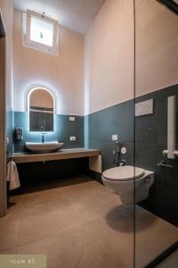 ガラトーネにあるDimora Battisti B&B Galatoneのトイレと洗面台付きのバスルーム