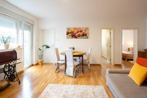 una sala de estar con una mesa y un sofá en CVETIĆ apartman, en Zajecar