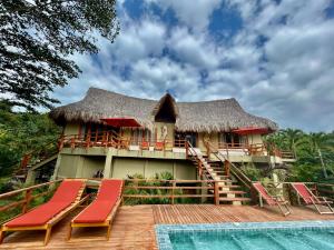 エル・ザイノにあるSenda Loto Retreat Meditation Yogaのリゾートの正面にプールがあります。