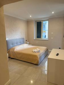 Un dormitorio con una cama con dos toallas encima. en Tre Regine, en Nápoles