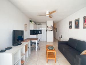 ein Wohnzimmer mit Sofa und Tisch in der Unterkunft Carnon vue Port in Mauguio