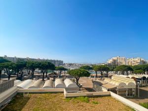 Blick auf einen Park mit gewölbten Gebäuden und Bäumen in der Unterkunft Carnon vue Port in Mauguio