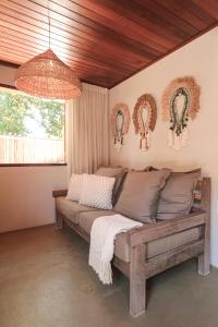 ein Sofa im Wohnzimmer mit einer Decke in der Unterkunft Caraíva Villas de Jardel - Casa Jeri in Caraíva