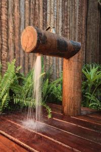 ein Wasserschlauch aus einem Holzzaun in der Unterkunft Caraíva Villas de Jardel - Casa Jeri in Caraíva