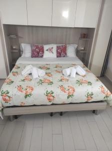 マイオーリにあるLa Torreの花が飾られたベッドのある寝室