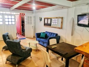 TV a/nebo společenská místnost v ubytování Hostal Familiar la Palma