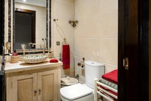 Koupelna v ubytování Zellige Suite - Gouvernante et piscine ! + 3 fotografie