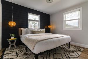 Postel nebo postele na pokoji v ubytování Perch Cottages #5 - Mountain Views, Sauna, Private Creek Access