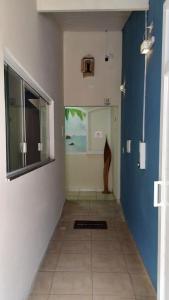 ウバトゥバにあるSuites Familia Otavianoの廊下(シャワー付きのバスルーム、窓付)