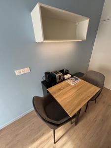 d'une table à manger avec un four micro-ondes. dans l'établissement Le D'Artagnan - App 8 - Balcon, à Cazaubon