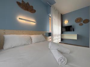 une chambre avec un grand lit avec des oreillers blancs dans l'établissement Le D'Artagnan - App 8 - Balcon, à Cazaubon 9 autres photos