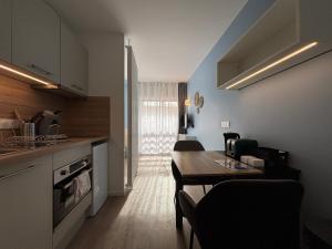 une cuisine avec une table et une salle à manger dans l'établissement Le D'Artagnan - App 8 - Balcon, à Cazaubon